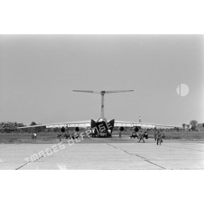 Déchargement d'un avion de transport américain Starlifter C141 en vue arrière sur l'aire de parking de l'aéroport de Lubumbashi. <br>[Description en cours]