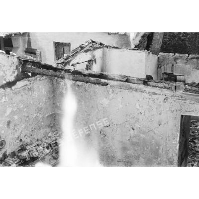 Ruine d'une habitation incendiée en mai 1945, probablement dans la région de Kherrata.