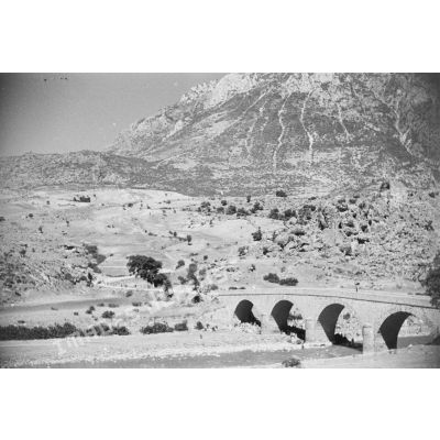 Plaine de Kherrata où ont été rassemblées les populations civiles de la région le 15 mai 1945.