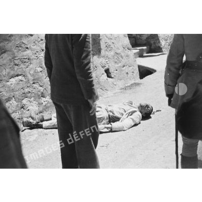 Attroupement autour du cadavre d'un Algérien en mai 1945.