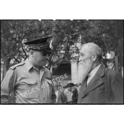 Le sous-préfet de Guelma André Achiari s'entretient avec un vieil homme milicien à Guelma en mai 1945.