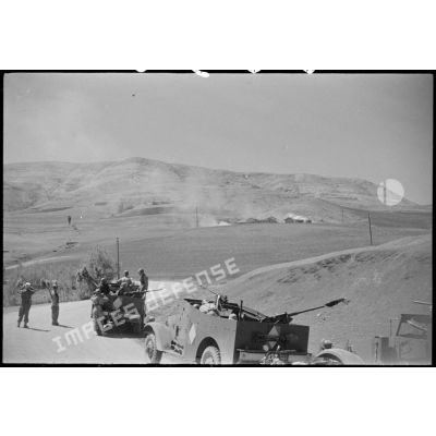 Un convoi de véhicules militaires arrêté sur la route dans le Constantinois en mai 1945.