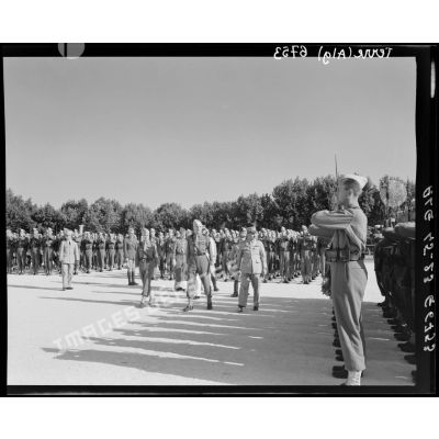 Le général de corps d'armée Henry Martin passe en revue les élèves officiers de l'Ecole interarmes de Cherchell.