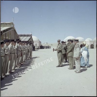 Le général Raoul Salan au cours de son inspection à la 11ème compagnie saharienne portée africaine.