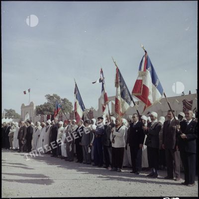 Portrait de groupe d'anciens combattants français et français musulmans et de leurs porte-drapeaux pendant le défilé des troupes.