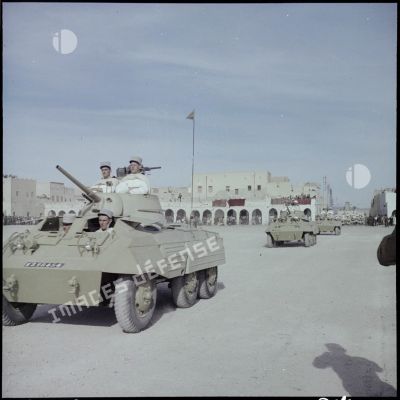 Défilé motorisé de Light Armored Car M8 de la compagnie saharienne de Zous-Fana.