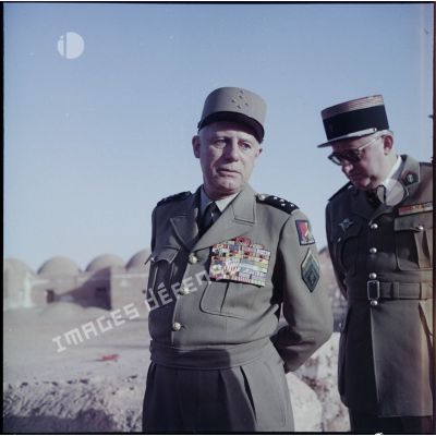 Le général Raoul Salan s'entretient avec le chef de poste du 3ème bataillon d'infanterie légère d'Afrique (BILA).