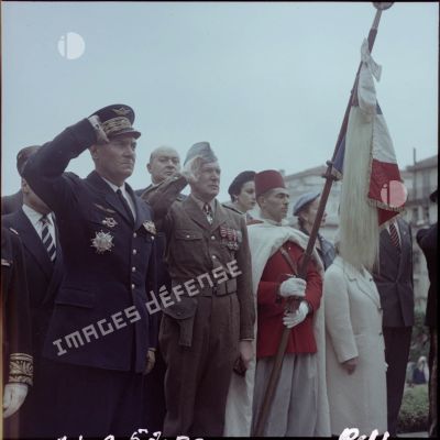 Au monument aux morts. Le général Edmond Jouhaux commandant la 5ème région aérienne et le général Jacques Allard commandant le corps d'armée d'Alger.