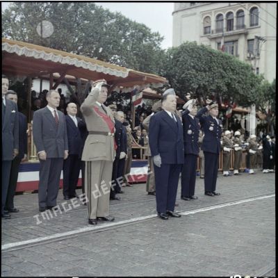 Pendant l'exécution de l'hymne national le général Raoul Salan et le ministre Robert Lacoste.