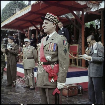 Le général d'armée Raoul Salan commandant supérieur interarmée et la 10ème région militaire (RM).