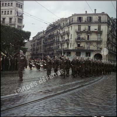 Le défilé du 1er régiment de tirailleurs algériens (RTA).