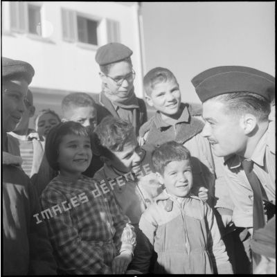 Portrait d'un groupe d'enfants et d'un militaire français.