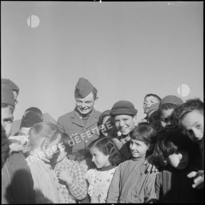 Portrait d'un groupe d'enfants et d'un militaire français.