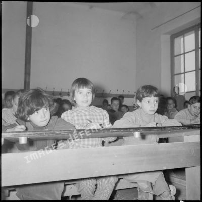 Portrait d'enfants dans une salle de classe.