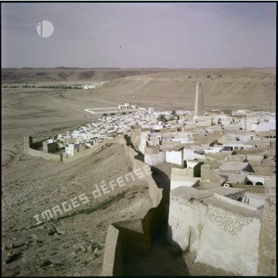 Vue d'une ville algérienne traditionnelle dans le désert saharien.