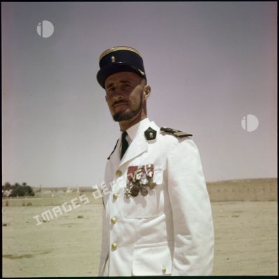 Portrait d'un militaire décoré lors d'une cérémonie de remise de décorations.