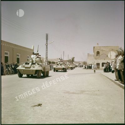 Défilé d'une automitrailleuse light armored Car M8 dans une ville algérienne.