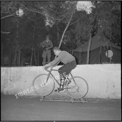 Jacques Anquetil au cours d'un entraîment cycliste.