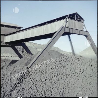 Le minerai concassé est dirigé par bande transporteuse pour être stocké sur les trémies.