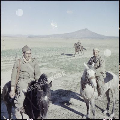 Portrait de goumiers montés au cours d'une patrouille dans la région de Bou Khadra.