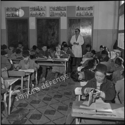Vue d'une salle de classe de l'école de Teniet-el-Haad.
