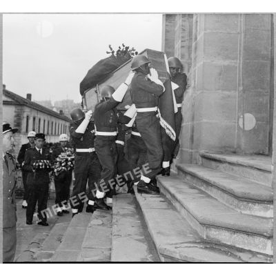 Entrée du cercueil du commandant Rodier portés par des militaires dans l'église de l'hôpital Maillot.