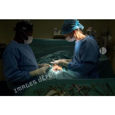 Le médecin principal Géraldine pratique une opération de l'appendicite auprès d'un enfant au pôle de santé unique (PSU) de N'Djamena, au Tchad.