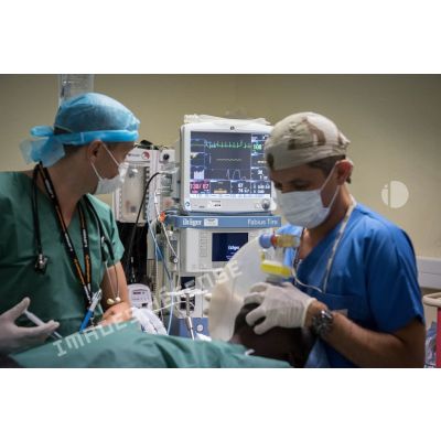 Le médecin principal Jean-Vivien, médecin réanimateur, et l'infimier anesthésiste Fabrice préparent un patient pour une opération chirurgicale au pôle de santé unique (PSU) de N'Djamena, au Tchad.