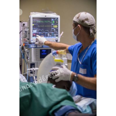 L'infimier anesthésiste Fabrice prépare un patient pour une opération chirurgicale au pôle de santé unique (PSU) de N'Djamena, au Tchad.