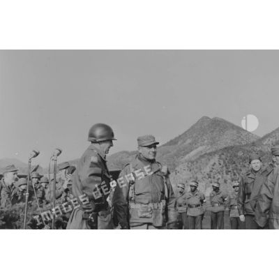[Prise d'armes de la 2e DI-US en présence des généraux Ridgway et Young. Novembre 1951.]