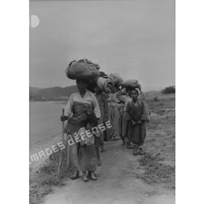 [Réfugiés sud-coréens fuyant devant l'avance des forces chinoises et nord-coréennes. Région de Hwachon. Avril-mai 1951.]