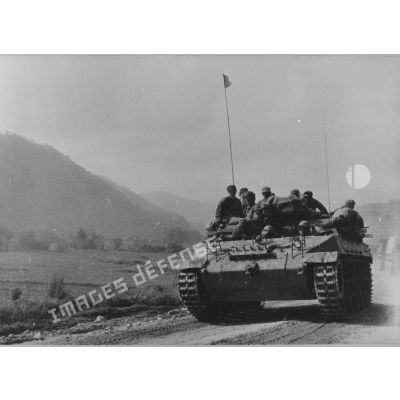 [L'infanterie d’accompagnement de la Task Force Zebra du 23e régiment d’infanterie américain transportée sur un blindé M 39. Région d'Inje. Mai 1951.]