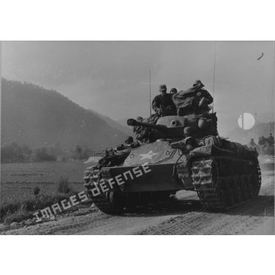 [Task force Zebra du 23e RCT (regimental combat team). L'infanterie est embarquée sur les chars en accompagnateurs. Région d'Inje. Mai 1951.]