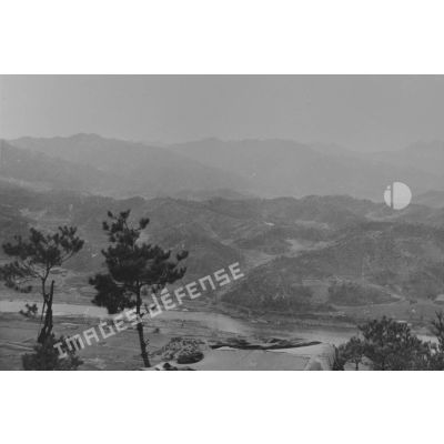 [Boucle du Soyang-Gang au sud d'Inje. Mai 1951.]