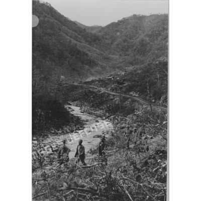 [Vallée de Sataeri au pied de Crèvecoeur. Arrivée des blessés légers et de prisonniers. Septembre 1951.]