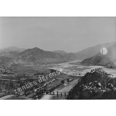 [Boucle du Soyang-Gang, région d'Umyang Ni. Juin 1951.]