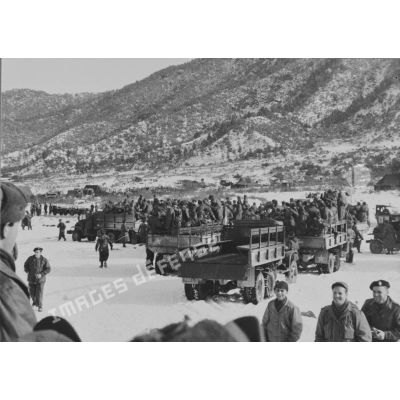 [Corée, vers 1950-1953. Embarquement des soldats du bataillon français dans des camions vers le front.]