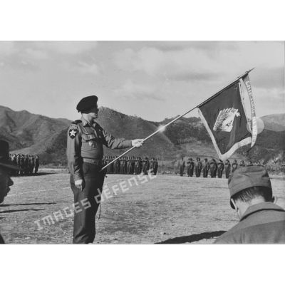 [Corée, vers 1951-1953. Fanion du bataillon français de l’ONU, avec la flamme bleue « Chipyong-Ni Korea », porté par le lieutenant Le Louër.]