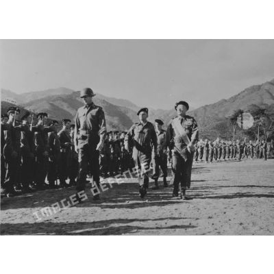 [1951. De gauche à droite : colonel Adams, commandant Barthelémy et général Monclar.]