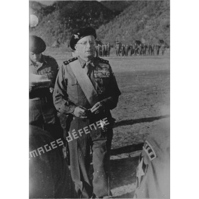 [1951. Le général Monclar au cours d'une remise de décorations.]