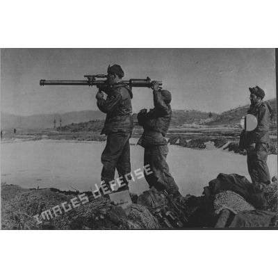 [Hiver 1950-1951. Equipe d'un canon de 57 mm sans recul.]