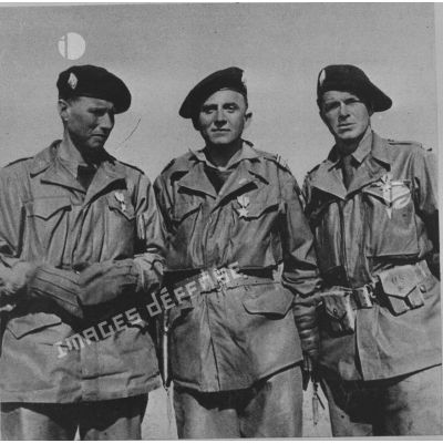 [Chipyong-Ni. Février 1951. Portrait (de gauche à droite) du capitaine de Castries commandant la 1re compagnie, du commandant Barthelemy de l'état-major du bataillon et du lieutenant Louer, chef de section de la 1re compagnie.]