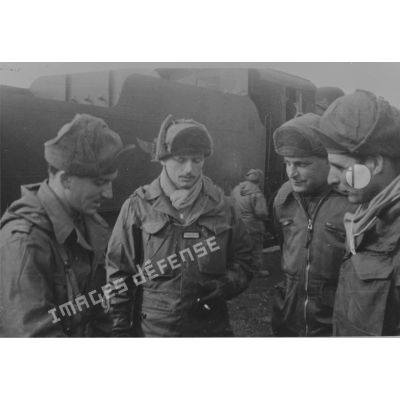 [Décembre 1950. De gauche à droite : lieutenant Le Beurrier, lieutenant Chaumont, sous-lieutenant Paternot, lieutenant Nicolay.]