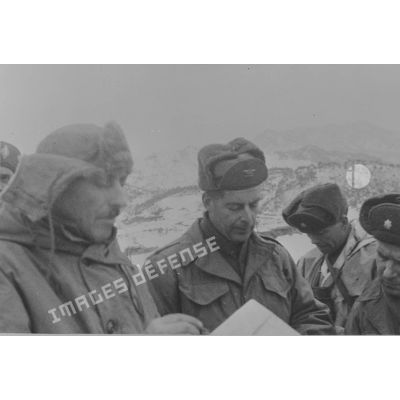 [De gauche à droite : colonel Dumoncel adjoint au colonel Monclar et le colonel Freeman commandant du 23e RCT (regimental combat team).]