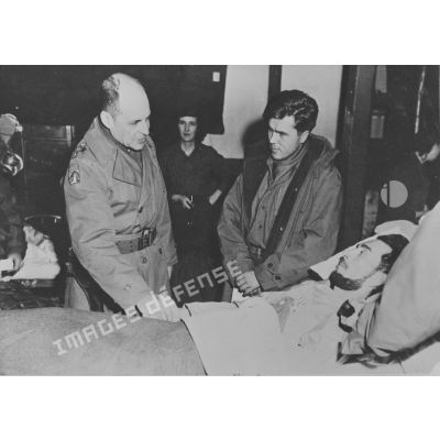 [Février 1951. Tokyo. Hôpital général militaire. Le général Ridgway vient de remettre la Silver star au lieutenant Lainel de la 1re compagnie grièvement blessé au nord de Wonju.]