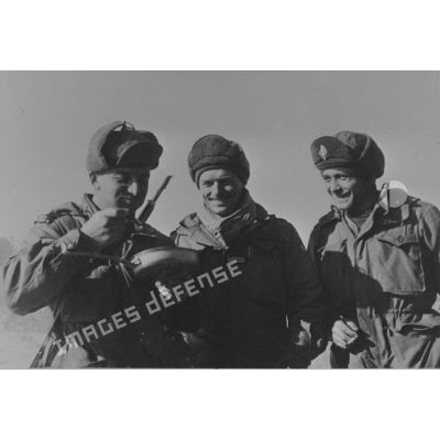 [Départ pour Twin Tunnels le 31 janvier 1951. De gauche à droite le capitaine Serre tué le lendemain et le lieutenant Chaumont.]