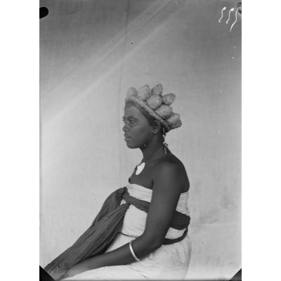 [Portrait de profil d'une femme malgache.]