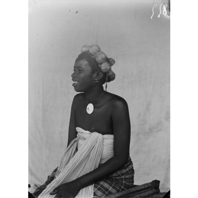 [Portrait de profil d'une femme malgache.]