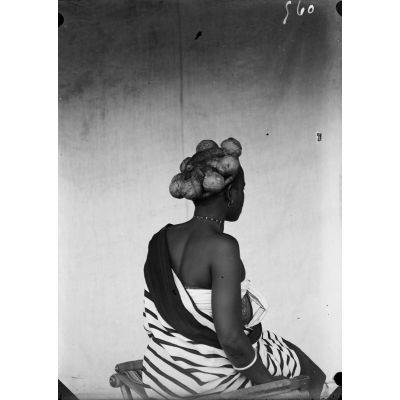 [Portrait de dos d'une femme malgache.]
