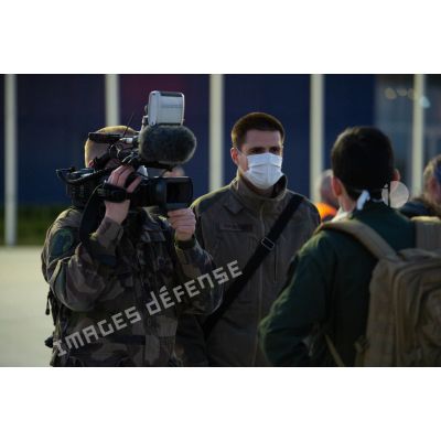 Le sergent Morgan, caméraman à l'ECPAD, et le réalisateur Théodore Odolant mènent l'interview d'un médecin en chef d'une équipe médicale de l'opération Barkhane rapatrié sur l'aéroport d'Orly.